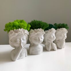 Кашпо Дівчина з віночком з зеленим стабілізованим мохом