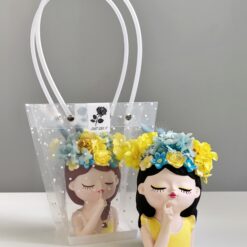 Кашпо украиночка с букетом в подарочном пакете