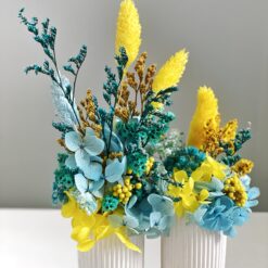 подарунок вчителю, стабілізовані квіти, національні кольори, подарунок на День знань, подарунок на день вчителя, мінімалістичний декор, декор для робочого столу, український стиль, символ уваги, стильний декор, подарунковий пакет, інтер'єрний декор, оригінальний подарунок, екологічний подарунок, декор з квітами, українська культура, сувенір.