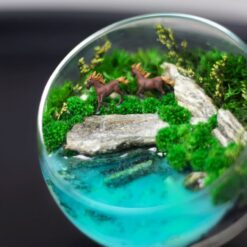 моссариум с лошадьми, моссариум дикая природа, стеклянный моссариум с мхом, композиция с водой и камнями, миниатюрные лошади в моссариуме, моссариум декор интерьер, декоративный моссариум стекло, моссариум для подарка, моссариум с животными интерьер, флорариум моссариум ручная работа, светящийся водоём моссариум, имитация водоёма светится, мосаріум з кіньми, мосаріум дика природа, скляний мосаріум з мохом, композиція з водою та камінням, мініатюрні коні в мосаріумі, мосаріум декор інтер'єр, декоративний мосаріум скло, мосаріум для подарунка, мосаріум з тваринами інтер'єр, флораріум мосаріум ручна робота, світний водойом у мосаріумі, імітація водойми світиться