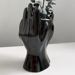 черная ваза Мечта керамика 21 см, керамическая ваза черная Мечта руки и лицо, декоративная черная ваза для цветов 21 см, ваза из черной керамики ручной работы, уникальная черная ваза в форме рук, ваза черная для домашнего декора, керамическая черная ваза для интерьера, арт ваза керамическая черная, стильная черная керамическая ваза, чорна ваза Мрія кераміка 21 см, керамічна ваза чорна Мрія руки і обличчя, декоративна чорна ваза для квітів 21 см, ваза з чорної кераміки ручної роботи, унікальна чорна ваза у формі рук, ваза чорна для домашнього декору, керамічна чорна ваза для інтер'єру, арт ваза керамічна чорна, стильна чорна керамічна ваза