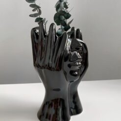 черная ваза Мечта керамика 21 см, керамическая ваза черная Мечта руки и лицо, декоративная черная ваза для цветов 21 см, ваза из черной керамики ручной работы, уникальная черная ваза в форме рук, ваза черная для домашнего декора, керамическая черная ваза для интерьера, арт ваза керамическая черная, стильная черная керамическая ваза, чорна ваза Мрія кераміка 21 см, керамічна ваза чорна Мрія руки і обличчя, декоративна чорна ваза для квітів 21 см, ваза з чорної кераміки ручної роботи, унікальна чорна ваза у формі рук, ваза чорна для домашнього декору, керамічна чорна ваза для інтер'єру, арт ваза керамічна чорна, стильна чорна керамічна ваза