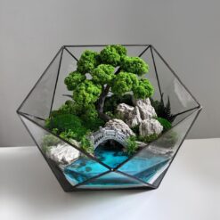 моссариум с мостиком и водоёмом, декоративный моссариум 26х26 см, стеклянный моссариум с водоёмом, моссариум с деревом и мхом, интерьерный моссариум с пейзажем, миниатюрный пейзаж моссариум, водоём светится в темноте, моссариум для интерьера, стеклянный декор с мостиком, оригинальный подарок моссариум, моссариум икосаэдр с водоёмом, моссариум с природным ландшафтом, мосаріум з містком та водоймою, декоративний мосаріум 26х26 см, скляний мосаріум з водоймою, мосаріум з деревом та мохом, інтер'єрний мосаріум з пейзажем, мініатюрний пейзаж мосаріум, водойма світиться в темряві, мосаріум для інтер'єру, скляний декор з містком, оригінальний подарунок мосаріум, мосаріум ікосаедр з водоймою, мосаріум з природним ландшафтом