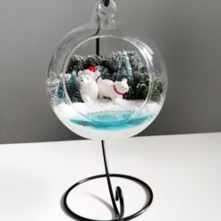 моссариум подвесной новогодний, моссариум с медведями, подвесной моссариум диаметр 10 см, новогодний декор с медведями, стеклянный шар с композицией, моссариум на металлической подставке, интерьерный декор с мхом, моссариум с водоёмом, новогодний подарок моссариум, миниатюрная композиция с медведями, стеклянный шар с новогодней темой, подвесной моссариум для интерьера, мосаріум підвісний новорічний, мосаріум з ведмедями, підвісний мосаріум діаметр 10 см, новорічний декор з ведмедями, скляна куля з композицією, мосаріум на металевій підставці, інтер’єрний декор з мохом, мосаріум з водоймою, новорічний подарунок мосаріум, мініатюрна композиція з ведмедями, скляна куля з новорічною темою, підвісний мосаріум для інтер’єру