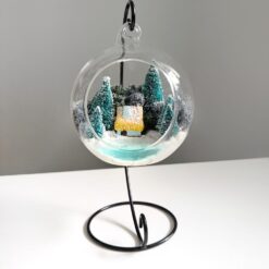 моссариум подвесной новогодний, моссариум с домиком, подвесной моссариум диаметр 10 см, новогодний декор с домиком, стеклянный шар с композицией, моссариум на металлической подставке, интерьерный декор с мхом, моссариум с водоёмом, новогодний подарок моссариум, миниатюрная композиция с домиком, стеклянный шар с новогодней темой, подвесной моссариум для интерьера, мосаріум підвісний новорічний, мосаріум з будиночком, підвісний мосаріум діаметр 10 см, новорічний декор з будиночком, скляна куля з композицією, мосаріум на металевій підставці, інтер’єрний декор з мохом, мосаріум з водоймою, новорічний подарунок мосаріум, мініатюрна композиція з будиночком, скляна куля з новорічною темою, підвісний мосаріум для інтер’єру