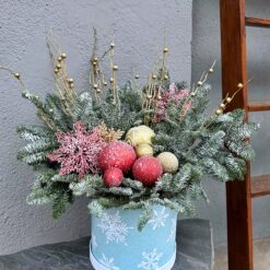 новогодний букет в коробке 50х50 см, большой букет с нобилисом, новогодняя композиция с шарами, зимний декор с нобилисом, праздничный букет в коробке, большой новогодний декор, новогодняя композиция для стола, нобилис с шарами и декором, зимняя композиция с снежинками, подарочный букет с нобилисом, декор для зимнего праздника, новогодний букет из ели, великий букет з нобілосом у коробці 50х50 см, новорічний букет із кулями, зимова композиція з нобілосом, святковий букет у коробці, великий новорічний декор, новорічна композиція для столу, нобілос з кулями та декором, зимова композиція зі сніжинками, подарунковий букет з нобілосом, декор для зимового свята, новорічний букет з ялинки