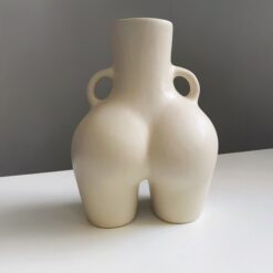 ваза Лола молочная матовая 25х18 см, керамическая ваза женская фигура 25 см, стильная ваза женская форма 25 см, декоративная ваза женская попа 25х18 см, арт-ваза женская керамика 25х18 см, интерьерная ваза женская матовая 25 см, дизайнерская ваза женские формы 25 см, подарочная ваза женская Лола 25х18 см, оригинальная ваза женская скульптура 25 см, современная ваза женский силуэт 25х18 см, настольная ваза женское тело 25 см, художественная ваза женская матовая 25х18 см, ваза Лола молочна матова 25х18 см, керамічна ваза жіноча фігура 25 см, стильна ваза жіноча форма 25 см, декоративна ваза жіноча попа 25х18 см, арт-ваза жіноча кераміка 25х18 см, інтер'єрна ваза жіноча матова 25 см, дизайнерська ваза жіночі форми 25 см, подарункова ваза жіноча Лола 25х18 см, оригінальна ваза жіноча скульптура 25 см, сучасна ваза жіночий силует 25х18 см, настільна ваза жіноче тіло 25 см, художня ваза жіноча матова 25х18 см