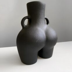 ваза Лола чёрная матовая 25х18 см, керамическая ваза женская фигура 25 см, стильная ваза женская форма 25 см, декоративная ваза женская попа 25х18 см, арт-ваза женская керамика 25х18 см, интерьерная ваза женская матовая 25 см, дизайнерская ваза женские формы 25 см, подарочная ваза женская Лола 25х18 см, оригинальная ваза женская скульптура 25 см, современная ваза женский силуэт 25х18 см, настольная ваза женское тело 25 см, художественная ваза женская матовая 25х18 см, ваза Лола чорна матова 25х18 см, керамічна ваза жіноча фігура 25 см, стильна ваза жіноча форма 25 см, декоративна ваза жіноча попа 25х18 см, арт-ваза жіноча кераміка 25х18 см, інтер'єрна ваза жіноча матова 25 см, дизайнерська ваза жіночі форми 25 см, подарункова ваза жіноча Лола 25х18 см, оригінальна ваза жіноча скульптура 25 см, сучасна ваза жіночий силует 25х18 см, настільна ваза жіноче тіло 25 см, художня ваза жіноча матова 25х18 см