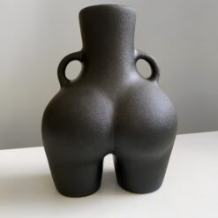 ваза Лола чёрная матовая 25х18 см, керамическая ваза женская фигура 25 см, стильная ваза женская форма 25 см, декоративная ваза женская попа 25х18 см, арт-ваза женская керамика 25х18 см, интерьерная ваза женская матовая 25 см, дизайнерская ваза женские формы 25 см, подарочная ваза женская Лола 25х18 см, оригинальная ваза женская скульптура 25 см, современная ваза женский силуэт 25х18 см, настольная ваза женское тело 25 см, художественная ваза женская матовая 25х18 см, ваза Лола чорна матова 25х18 см, керамічна ваза жіноча фігура 25 см, стильна ваза жіноча форма 25 см, декоративна ваза жіноча попа 25х18 см, арт-ваза жіноча кераміка 25х18 см, інтер'єрна ваза жіноча матова 25 см, дизайнерська ваза жіночі форми 25 см, подарункова ваза жіноча Лола 25х18 см, оригінальна ваза жіноча скульптура 25 см, сучасна ваза жіночий силует 25х18 см, настільна ваза жіноче тіло 25 см, художня ваза жіноча матова 25х18 см