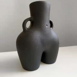 ваза Лола чёрная матовая 25х18 см, керамическая ваза женская фигура 25 см, стильная ваза женская форма 25 см, декоративная ваза женская попа 25х18 см, арт-ваза женская керамика 25х18 см, интерьерная ваза женская матовая 25 см, дизайнерская ваза женские формы 25 см, подарочная ваза женская Лола 25х18 см, оригинальная ваза женская скульптура 25 см, современная ваза женский силуэт 25х18 см, настольная ваза женское тело 25 см, художественная ваза женская матовая 25х18 см, ваза Лола чорна матова 25х18 см, керамічна ваза жіноча фігура 25 см, стильна ваза жіноча форма 25 см, декоративна ваза жіноча попа 25х18 см, арт-ваза жіноча кераміка 25х18 см, інтер'єрна ваза жіноча матова 25 см, дизайнерська ваза жіночі форми 25 см, подарункова ваза жіноча Лола 25х18 см, оригінальна ваза жіноча скульптура 25 см, сучасна ваза жіночий силует 25х18 см, настільна ваза жіноче тіло 25 см, художня ваза жіноча матова 25х18 см