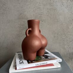 ваза Лола шоколадная матовая 25х18 см, керамическая ваза женская фигура 25 см, стильная ваза женская форма 25 см, декоративная ваза женская попа 25х18 см, арт-ваза женская керамика 25х18 см, интерьерная ваза женская матовая 25 см, дизайнерская ваза женские формы 25 см, подарочная ваза женская Лола 25х18 см, оригинальная ваза женская скульптура 25 см, современная ваза женский силуэт 25х18 см, настольная ваза женское тело 25 см, художественная ваза женская матовая 25х18 см, ваза Лола шоколадна матова 25х18 см, керамічна ваза жіноча фігура 25 см, стильна ваза жіноча форма 25 см, декоративна ваза жіноча попа 25х18 см, арт-ваза жіноча кераміка 25х18 см, інтер'єрна ваза жіноча матова 25 см, дизайнерська ваза жіночі форми 25 см, подарункова ваза жіноча Лола 25х18 см, оригінальна ваза жіноча скульптура 25 см, сучасна ваза жіночий силует 25х18 см, настільна ваза жіноче тіло 25 см, художня ваза жіноча матова 25х18 см