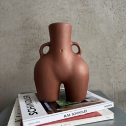 ваза Лола шоколадная матовая 25х18 см, керамическая ваза женская фигура 25 см, стильная ваза женская форма 25 см, декоративная ваза женская попа 25х18 см, арт-ваза женская керамика 25х18 см, интерьерная ваза женская матовая 25 см, дизайнерская ваза женские формы 25 см, подарочная ваза женская Лола 25х18 см, оригинальная ваза женская скульптура 25 см, современная ваза женский силуэт 25х18 см, настольная ваза женское тело 25 см, художественная ваза женская матовая 25х18 см, ваза Лола шоколадна матова 25х18 см, керамічна ваза жіноча фігура 25 см, стильна ваза жіноча форма 25 см, декоративна ваза жіноча попа 25х18 см, арт-ваза жіноча кераміка 25х18 см, інтер'єрна ваза жіноча матова 25 см, дизайнерська ваза жіночі форми 25 см, подарункова ваза жіноча Лола 25х18 см, оригінальна ваза жіноча скульптура 25 см, сучасна ваза жіночий силует 25х18 см, настільна ваза жіноче тіло 25 см, художня ваза жіноча матова 25х18 см