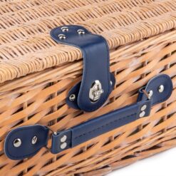 корзина для пикника с вилками из лозы