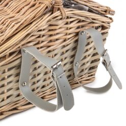 корзина для пикника с вилками из лозы