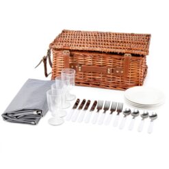 корзина для пикника с вилками из лозы