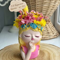 кашпо дівчинка з букетом