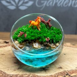 мосаріум з мохом та стабілізованими рослинами з фігурками коней