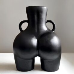 керамическая ваза в виде женской попы