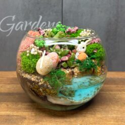 Декоративний флораріум на Великдень з кроликом, мохом і весняною композицією