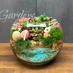 Флораріум на Пасху з мохом та декоративними яйцями, великодній декор у скляній вазі